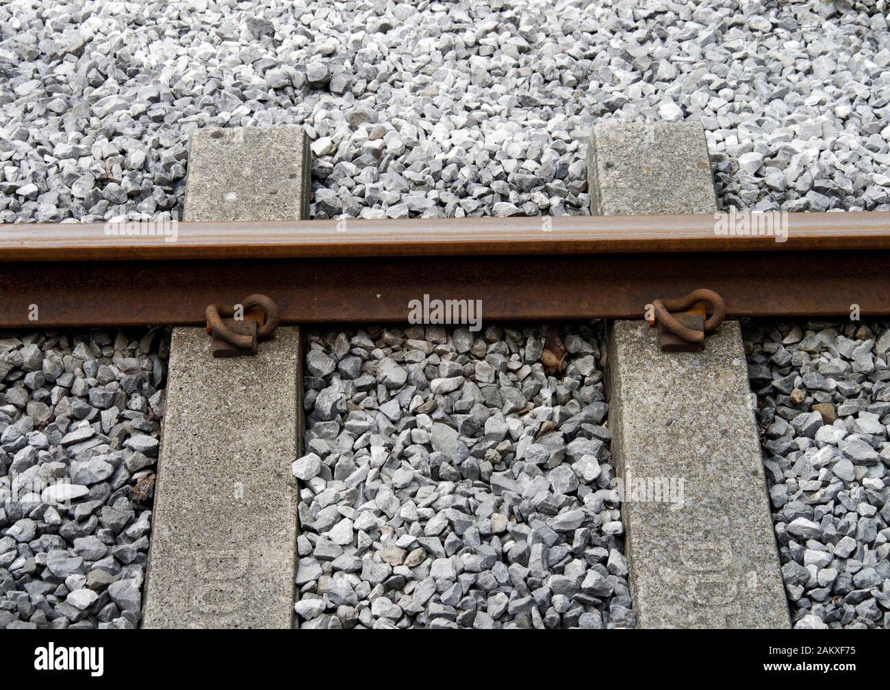 À l'aide de façon permanente des chemins de fer à fond plat découpé aux traverses en béton avec attaches Pandrol type PR clips. Banque D'Images