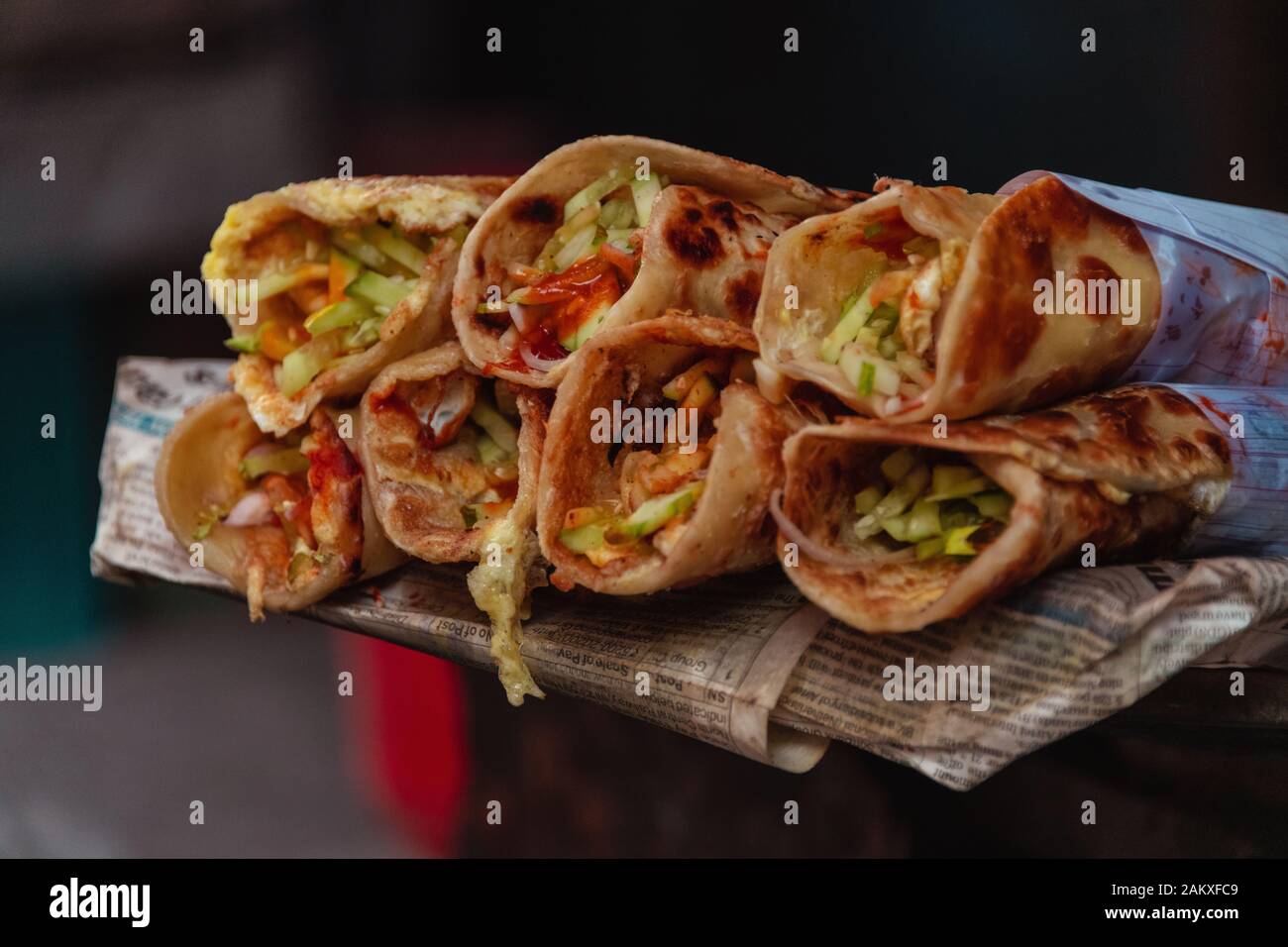 Calcutta-style egg roll est un snack populaire, où un oeuf est garni de paratha placez, parfois avec des légumes, du poulet ou du mouton kabab et certains condiment Banque D'Images