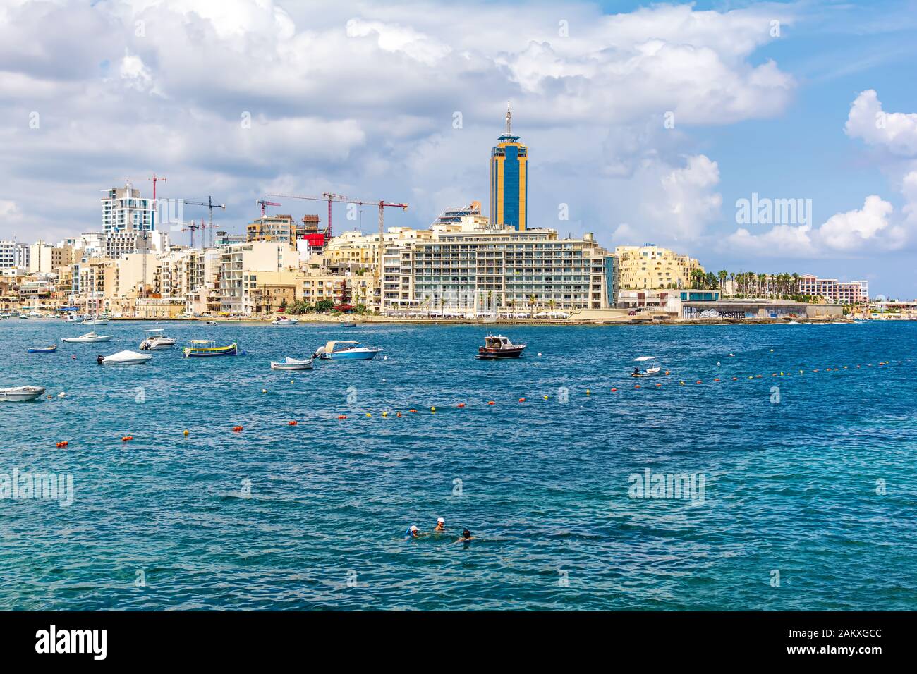 Baie de Balluta et horizon de St Julien avec la tour d'affaires de Portomaso Banque D'Images