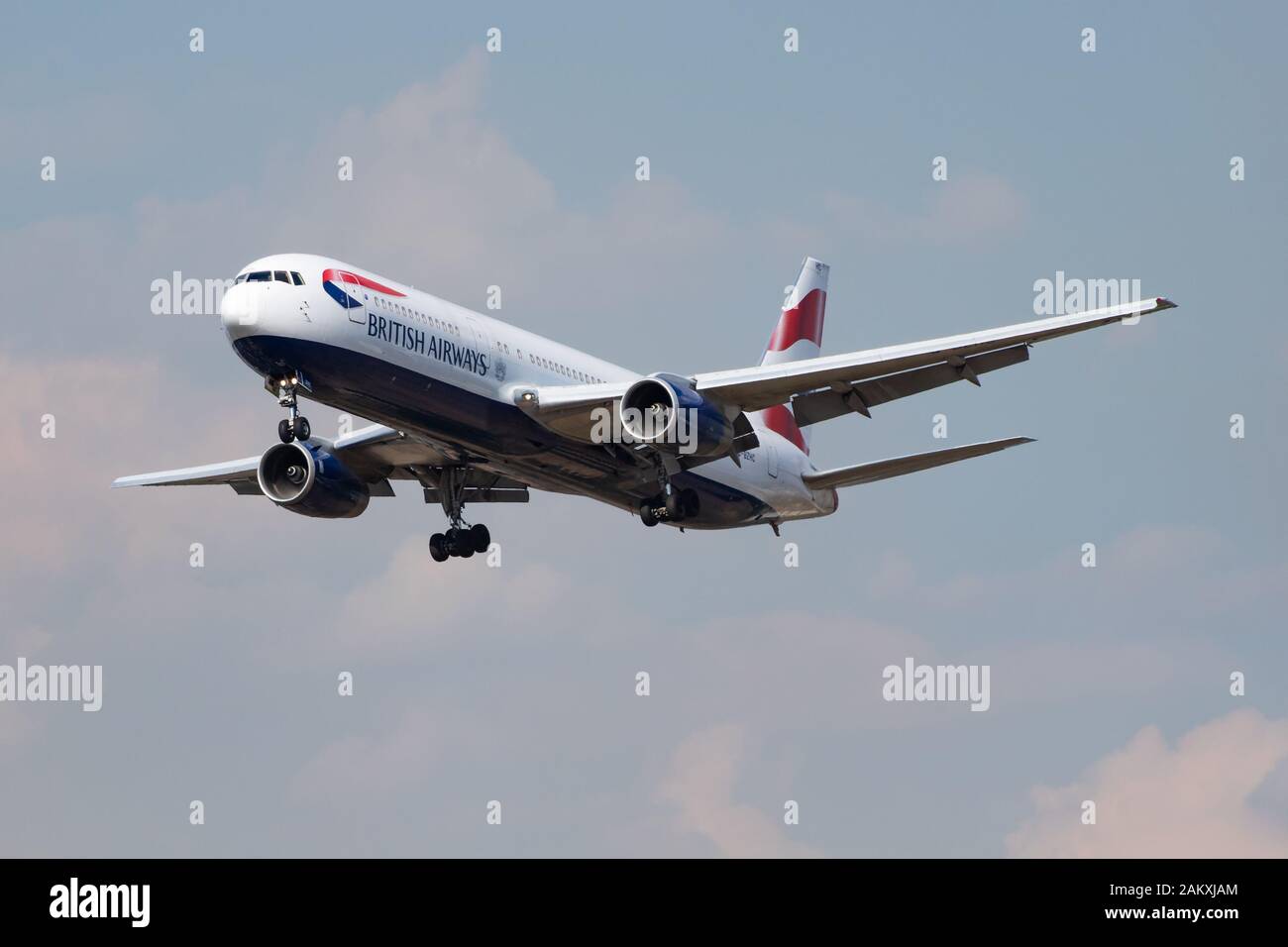 Londres / ROYAUME-UNI - 14 JUILLET 2018 : Boeing 767-300 G-BZHC de British Airways atterrissant à l'aéroport de Londres Heathrow Banque D'Images