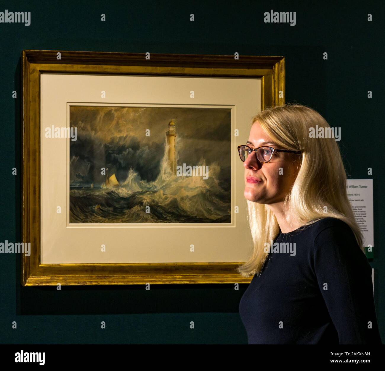 Curator Charlotte Topsfield admire Bell Rock Lighthouse peinture par JM Turner, National Galleries of Scotland, Édimbourg Banque D'Images