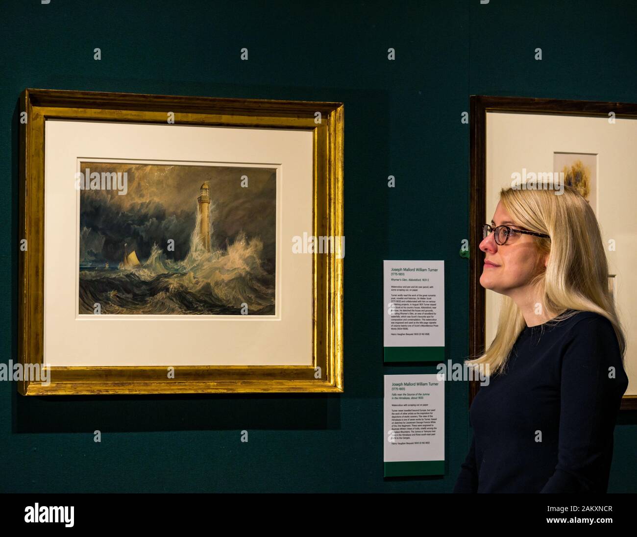 Curator Charlotte Topsfield admire Bell Rock Lighthouse peinture par JM Turner, National Galleries of Scotland, Édimbourg Banque D'Images