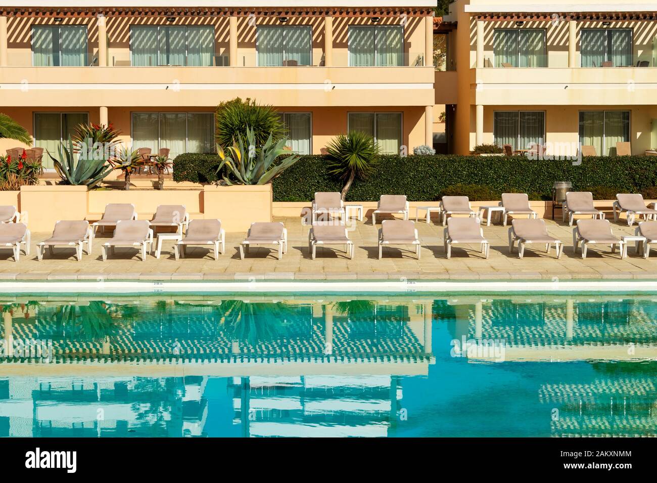 Appartements de vacances avec piscine et chaises longues Banque D'Images