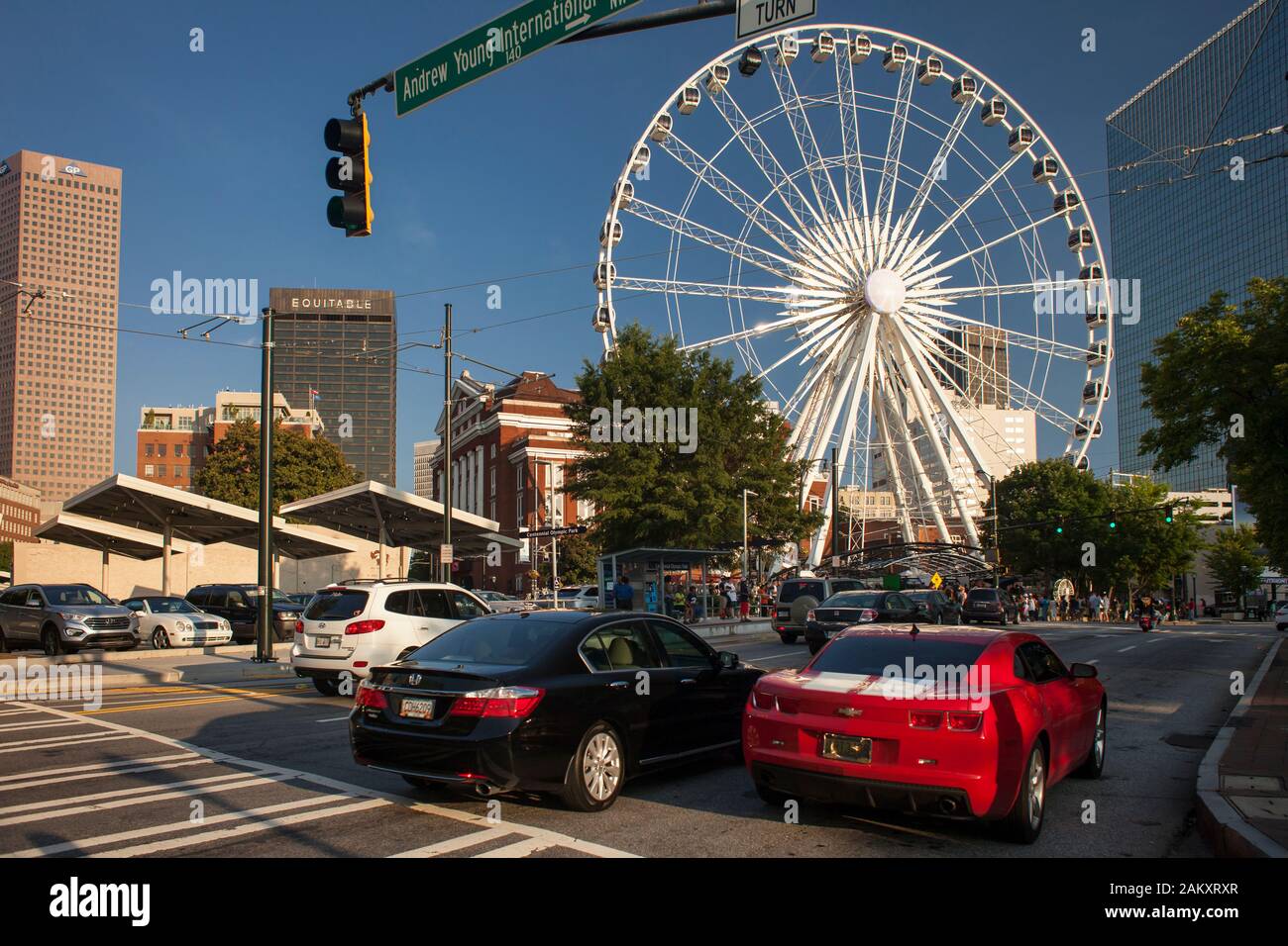 Tir horizontal du Centennial Olympic Park Dr avec deux voitures à l'avant et la roue de ferris Skyview Atlanta à l'arrière, Atlanta, USAGeorgia, Banque D'Images