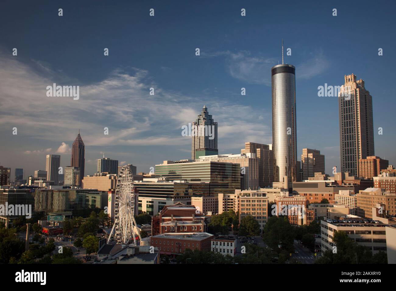 Vue panoramique sur le coucher du soleil sur les gratte-ciel d'Atlanta, Géorgie, États-Unis Banque D'Images