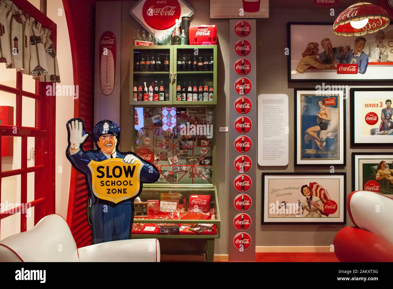Photo horizontale colorée d'une partie des souvenirs placés dans un salon construit au World of Coca-Cola Museum, Atlanta, Géorgie, États-Unis Banque D'Images