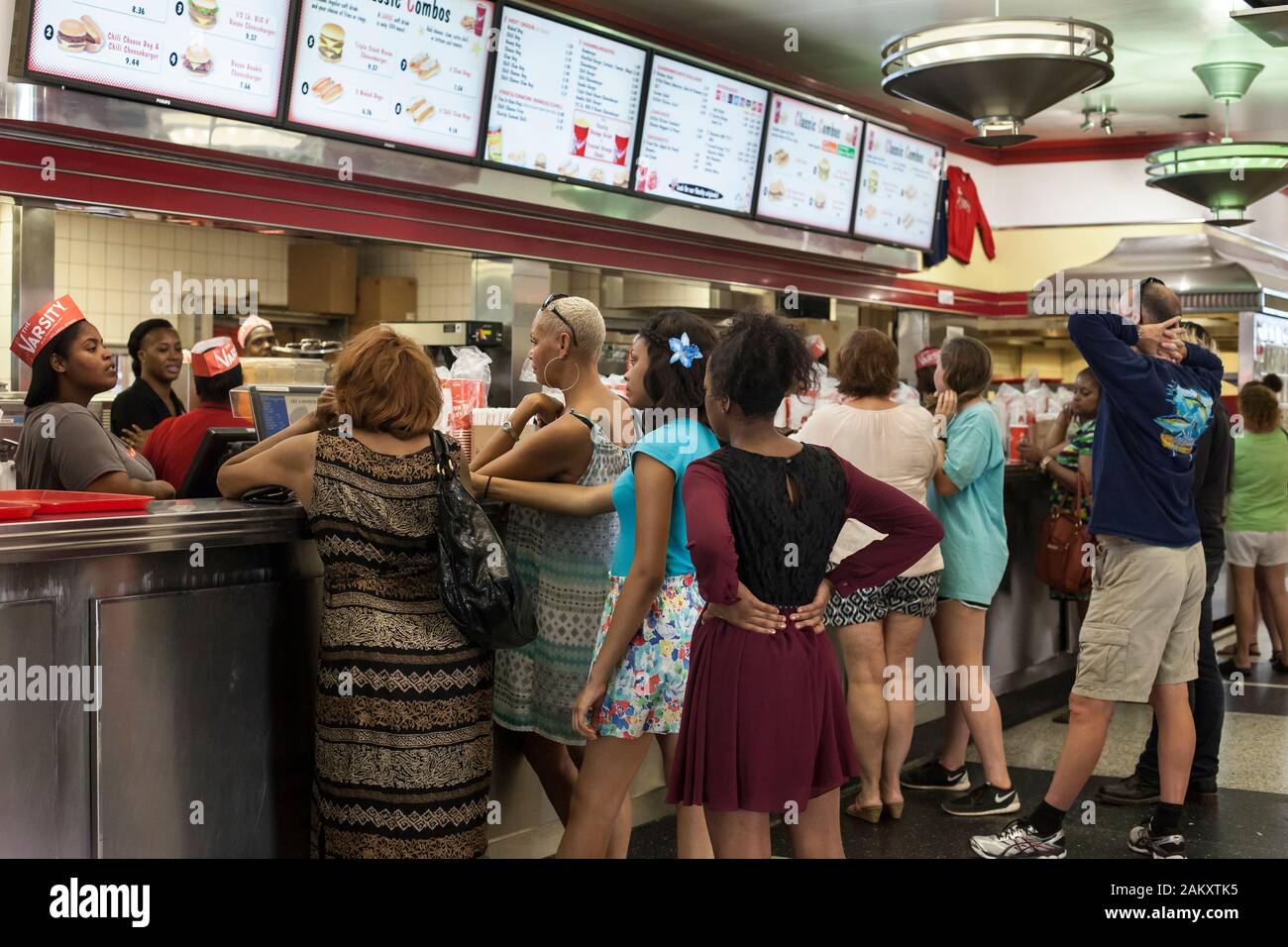 Intérieur de La Varsity (prendre le hamburger) avec quelques clients achetant de la nourriture au comptoir, Midtown Atlanta, Géorgie, États-Unis Banque D'Images