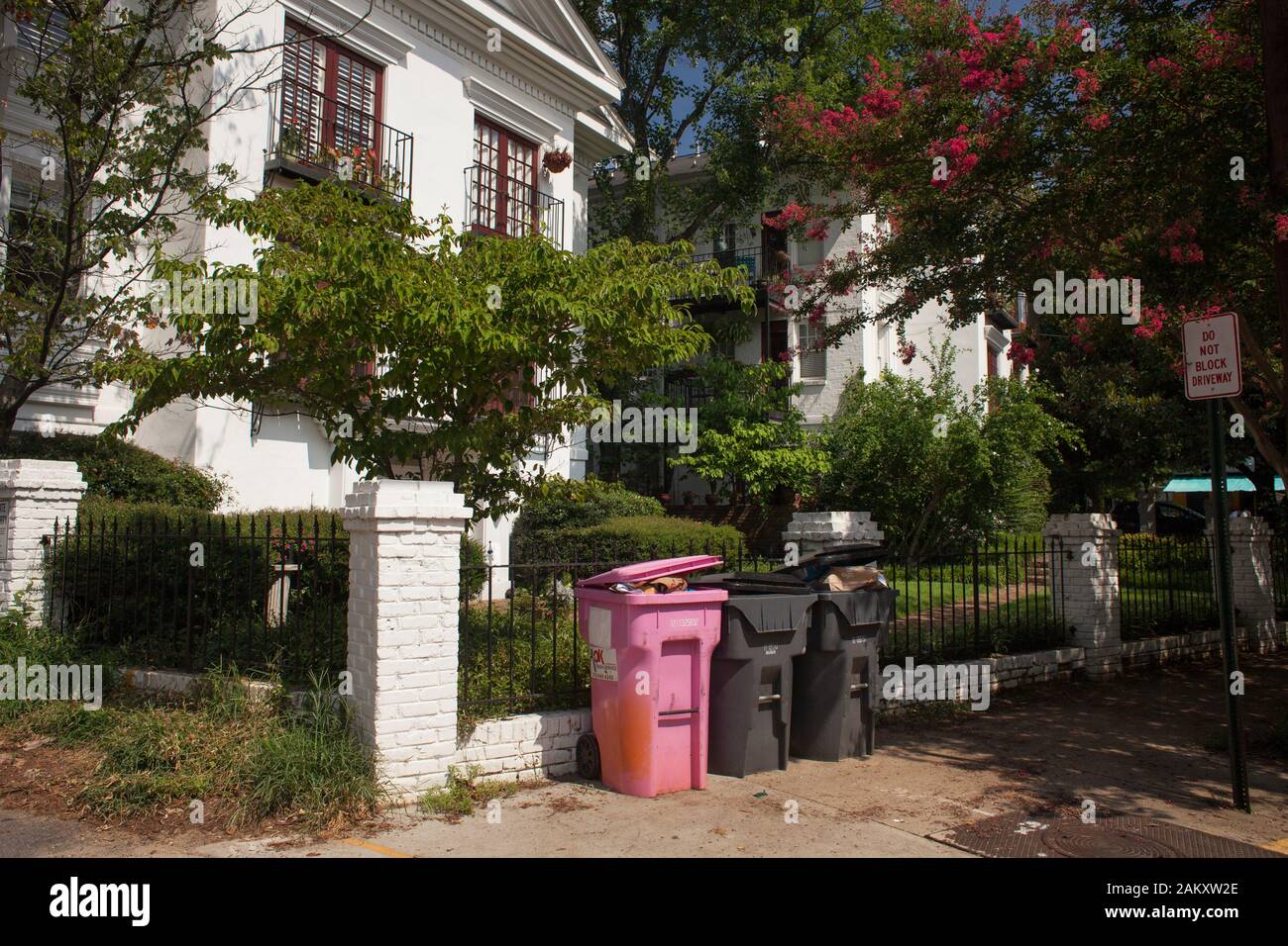 Maison d'habitation classique de luxe avec trois bacs de recyclage des déchets à l'avant en Piémont Ave NE, Midtown Atlanta, Georgia, USA Banque D'Images