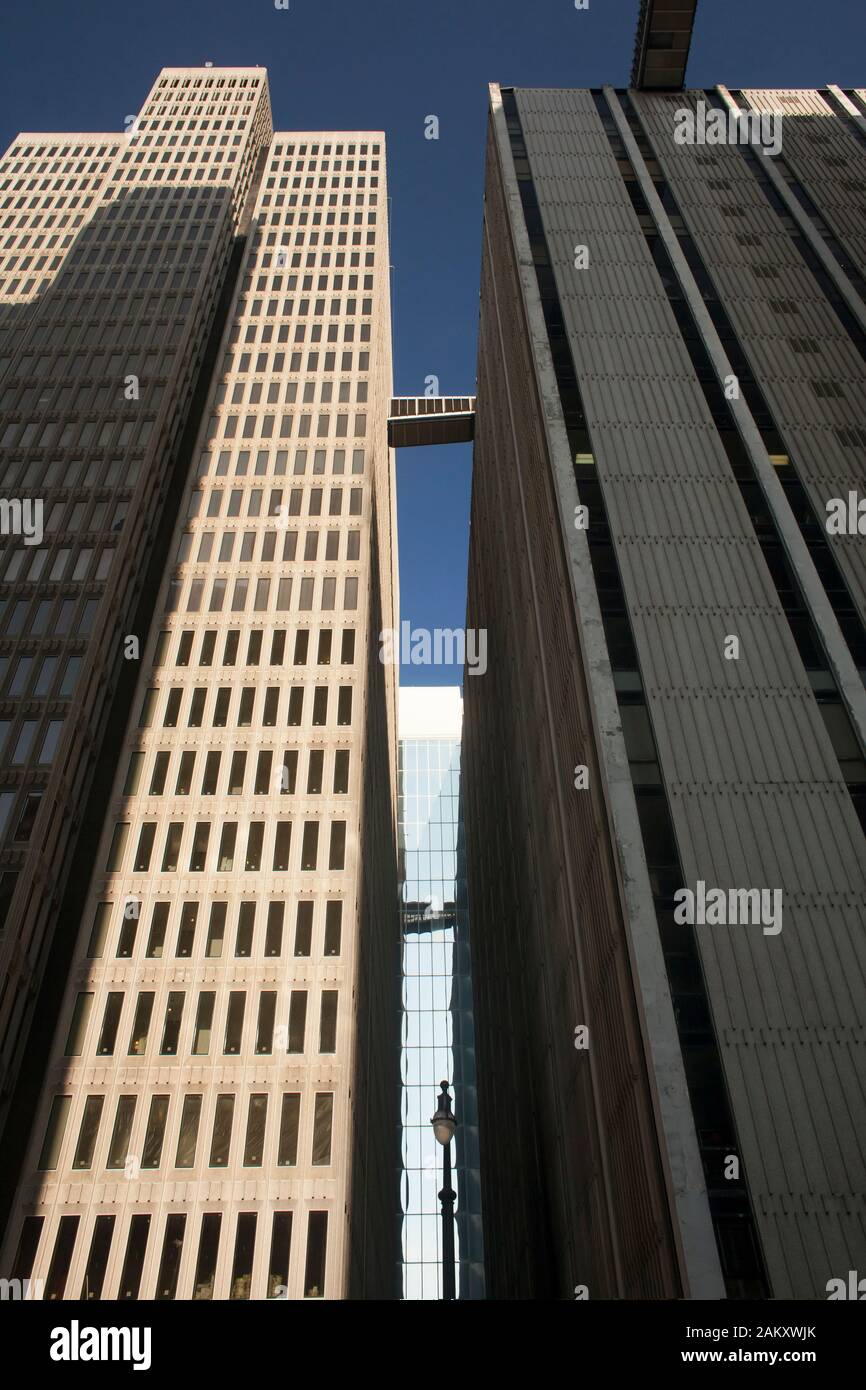 Low angle shot d'un skyway entre deux gratte-ciel dans le centre-ville d'Atlanta, Georgia, USA Banque D'Images