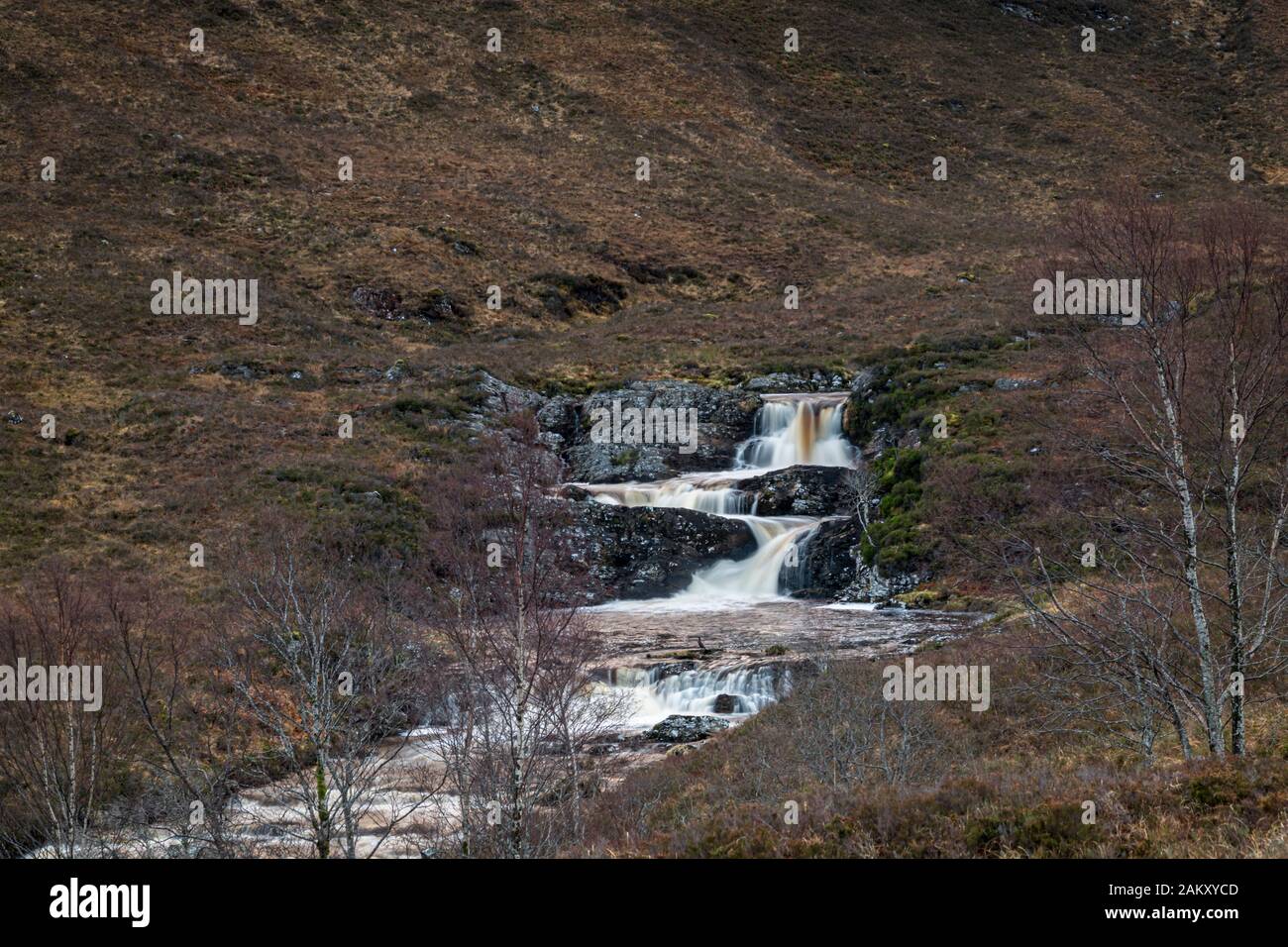 Une image d'hiver HDR saumâtée des chutes d'eau près du pont de Fain dans la gorge de Dundonnell, Ross et Cromarty, en Écosse. 30 Décembre 2019 Banque D'Images