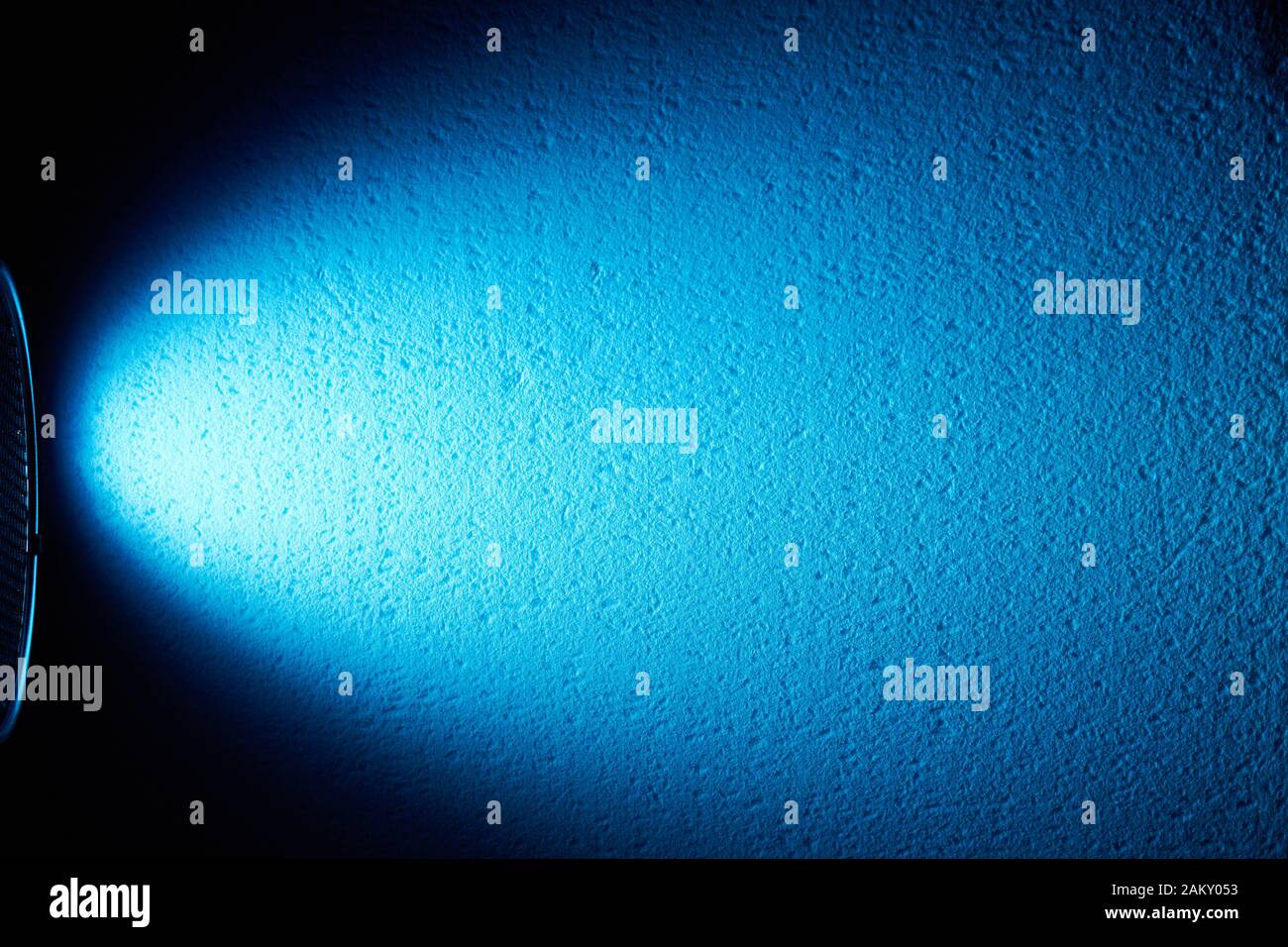 Rayon bleu large sur fond noir Banque D'Images