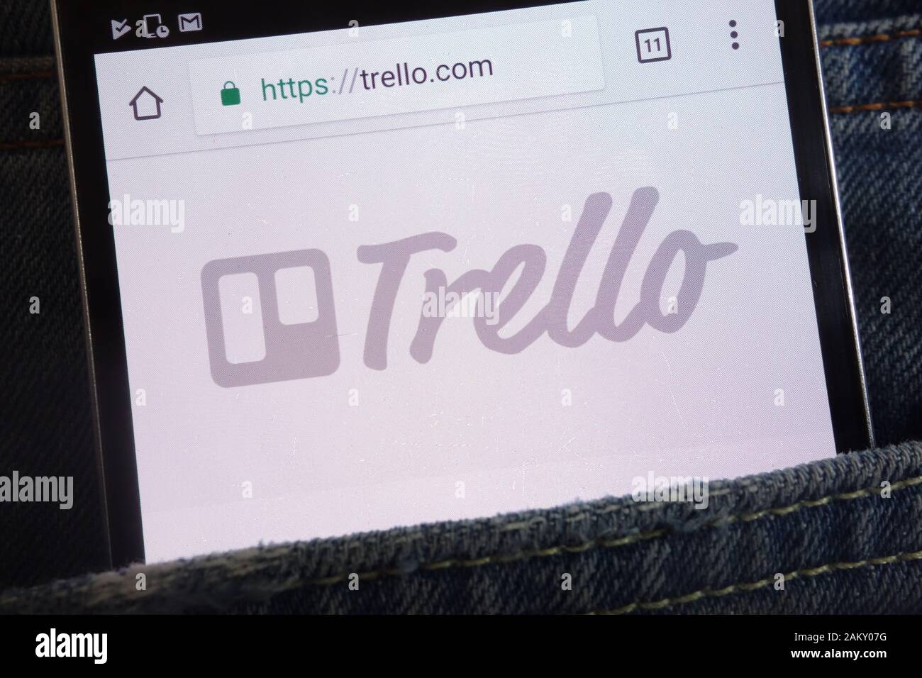 Site web affiché sur smartphone Trello cachés dans la poche de jeans Banque D'Images