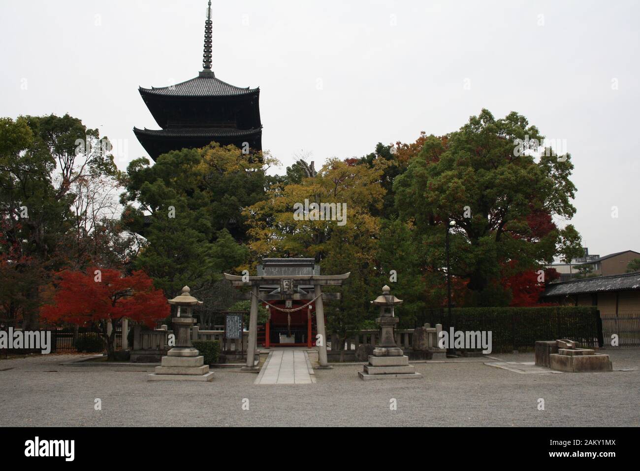 Sanctuaire japonais avec la pagode du temple Toji au loin, Kyoto, Japon. Banque D'Images