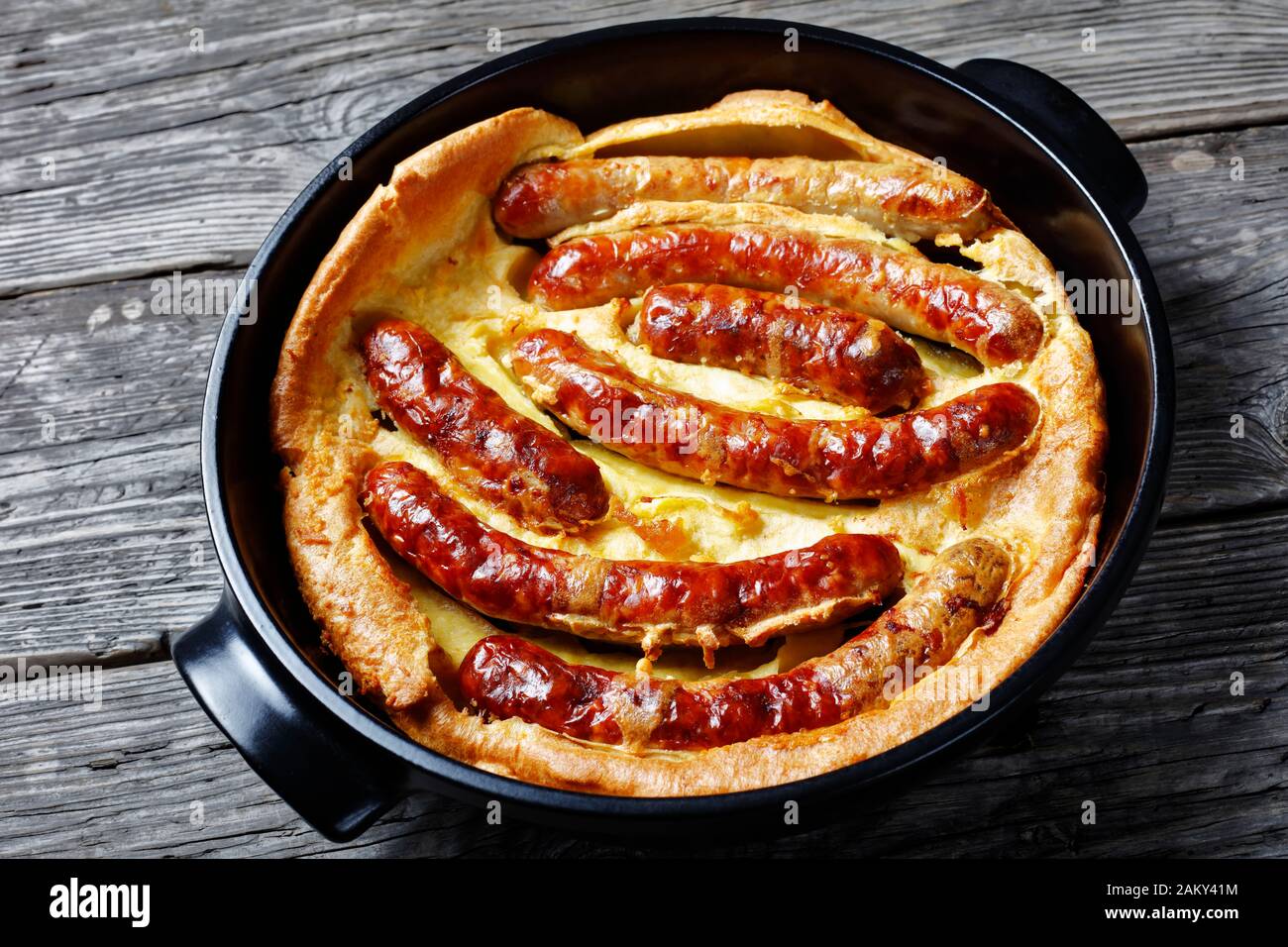 Crapaud dans le trou, Saucisse crapaud, plat anglais traditionnel composé de saucisses dans la pâte Yorkshire pudding, vue horizontale d'en haut Banque D'Images