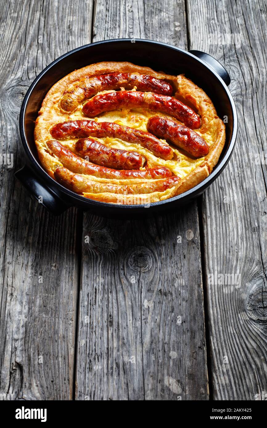 Crapaud dans le trou, Saucisse crapaud, plat anglais traditionnel composé de saucisses dans la pâte Yorkshire pudding, vue verticale d'en haut Banque D'Images