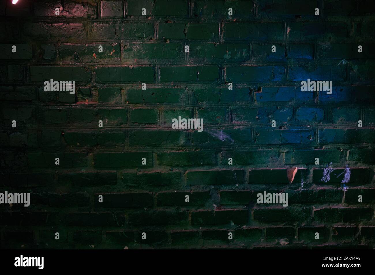 La lumière d'une lanterne rose et une lumière de bleu sur le mur de vert Banque D'Images