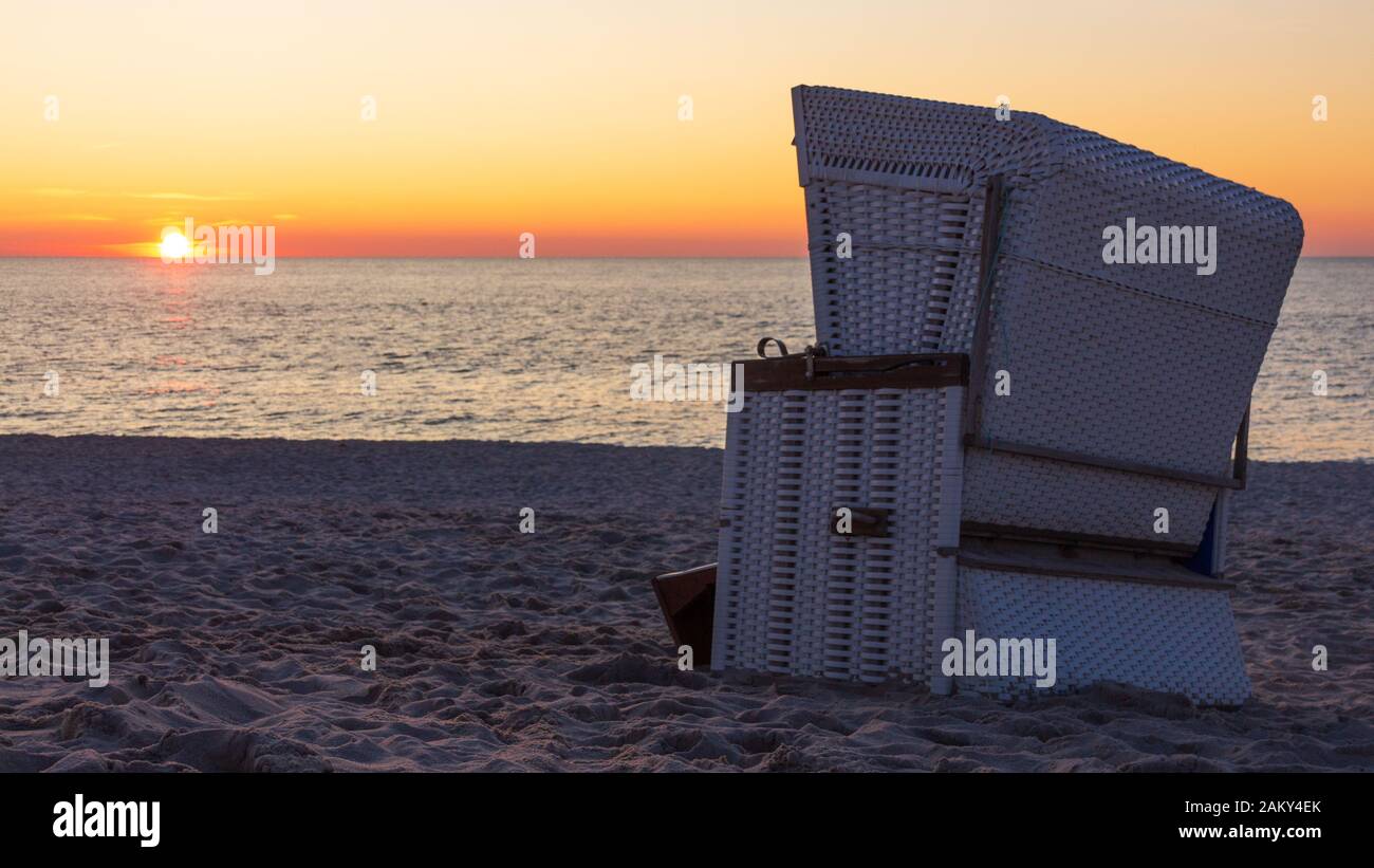 Chaise de plage au coucher du soleil sur la plage de l'île de Sylt Banque D'Images