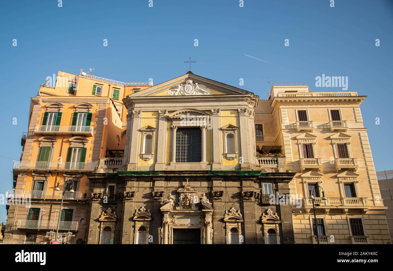 La Piazza Trieste e Trento dispose d''une fontaine pittoresque et d''une église San Ferdinando Banque D'Images