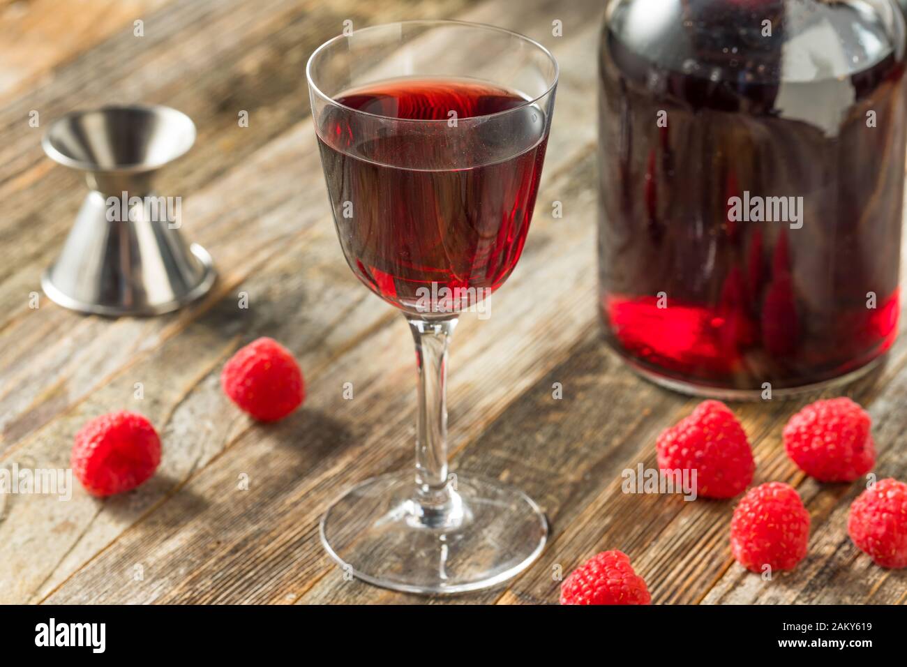 Liqueur de framboise Bio rouge dans un verre Banque D'Images