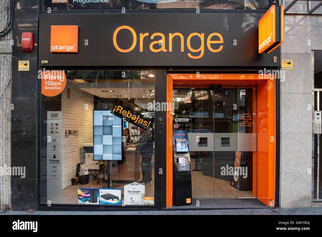 Télécommunications et société multinationale française de l'opérateur  téléphonique, Orange S.A., store vu en Espagne Photo Stock - Alamy