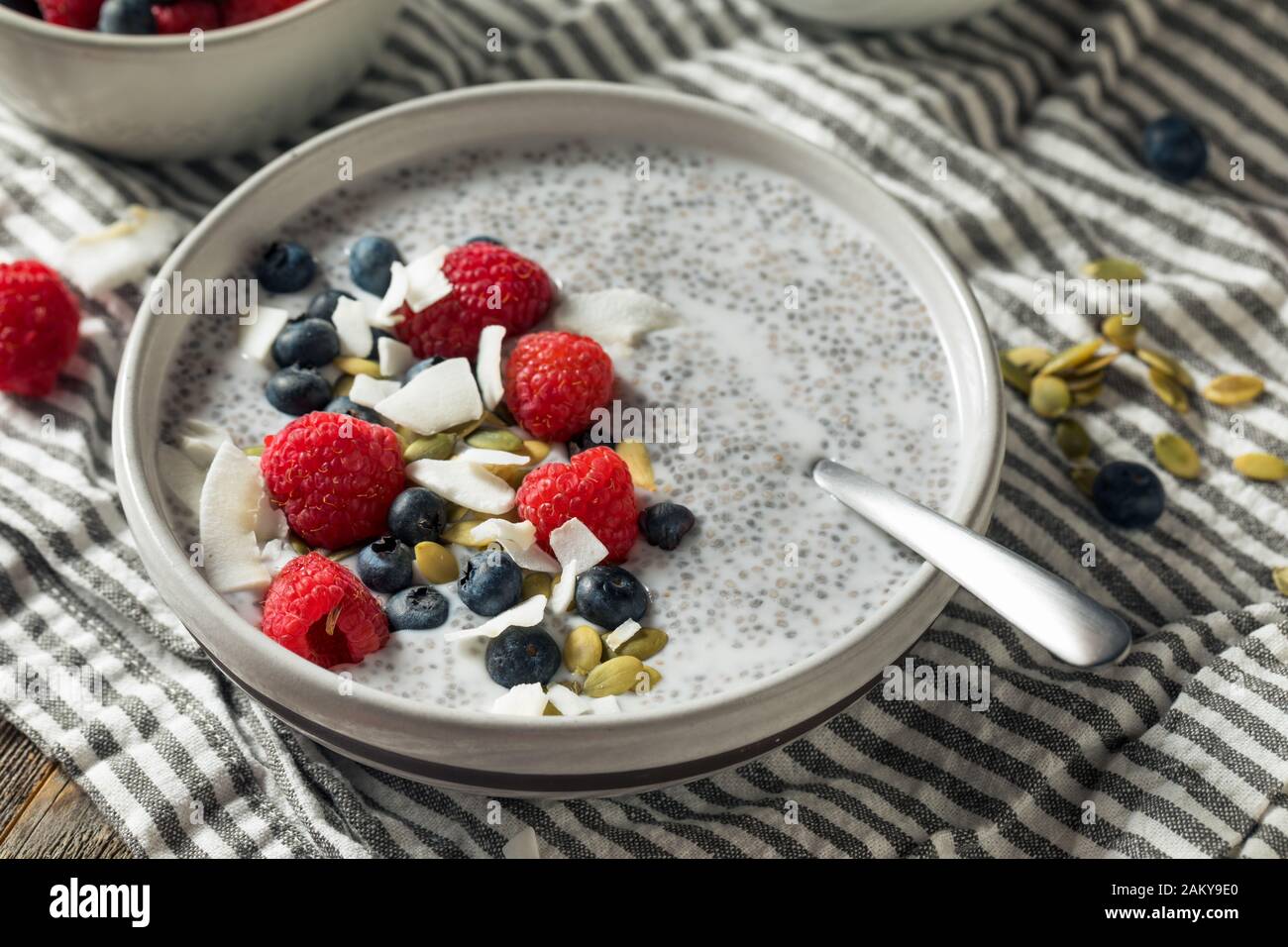 Des semences Chia Bol de pudding aux fruits rouges et écrous Banque D'Images