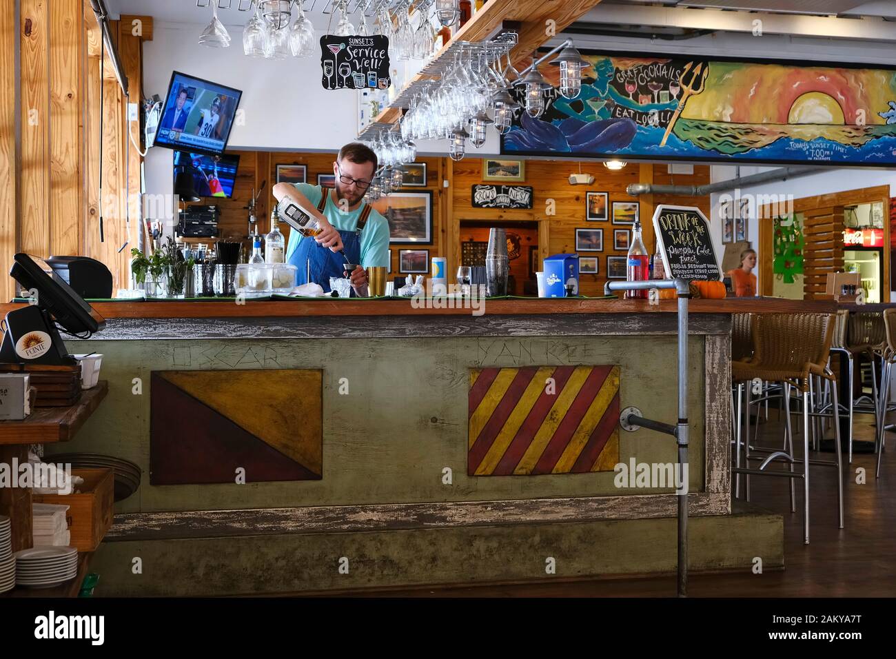 Bartender pouring mixte une boisson alcoolisée à l'aide de Jack Daniel's Bourbon whisky en restaurant / bar dans Fairhope Alabama, United States. Banque D'Images