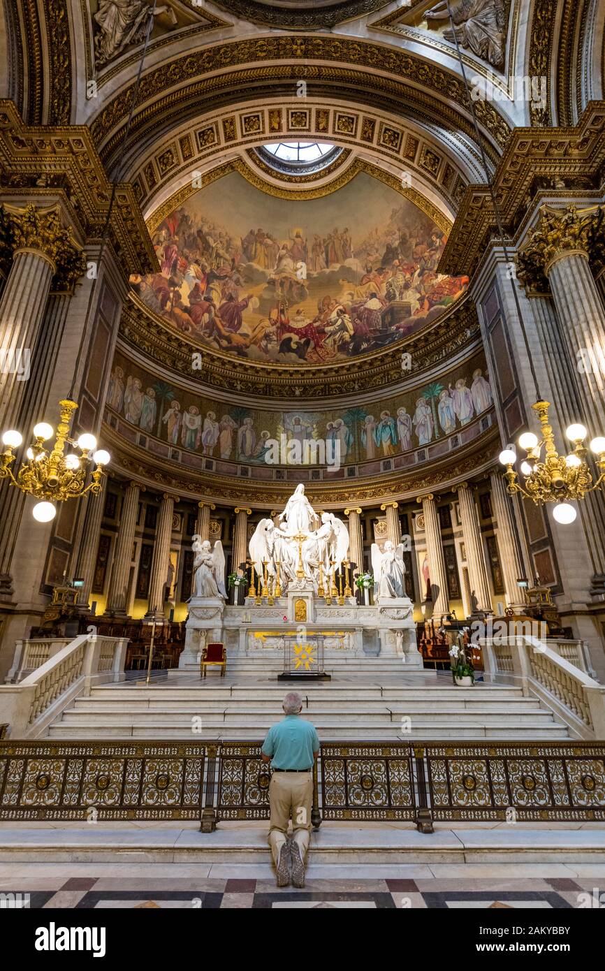 Homme à genoux sur l'autel de l'église Sainte-Marie-Madeleine - ou l'église  de la Madeleine, Paris, Ile-de-France, France Photo Stock - Alamy