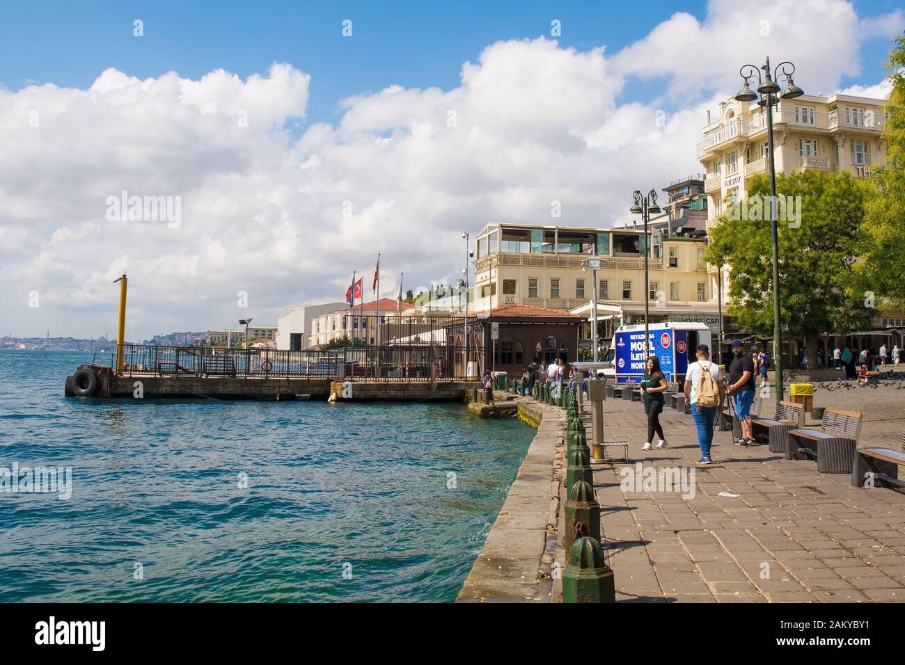 Istanbul, Turquie - 10 Septembre 2019. Les touristes bénéficient de la vue sur le front de mer depuis la gare de ferry d'Ortakoy, Besiktas, Istanbul. Banque D'Images