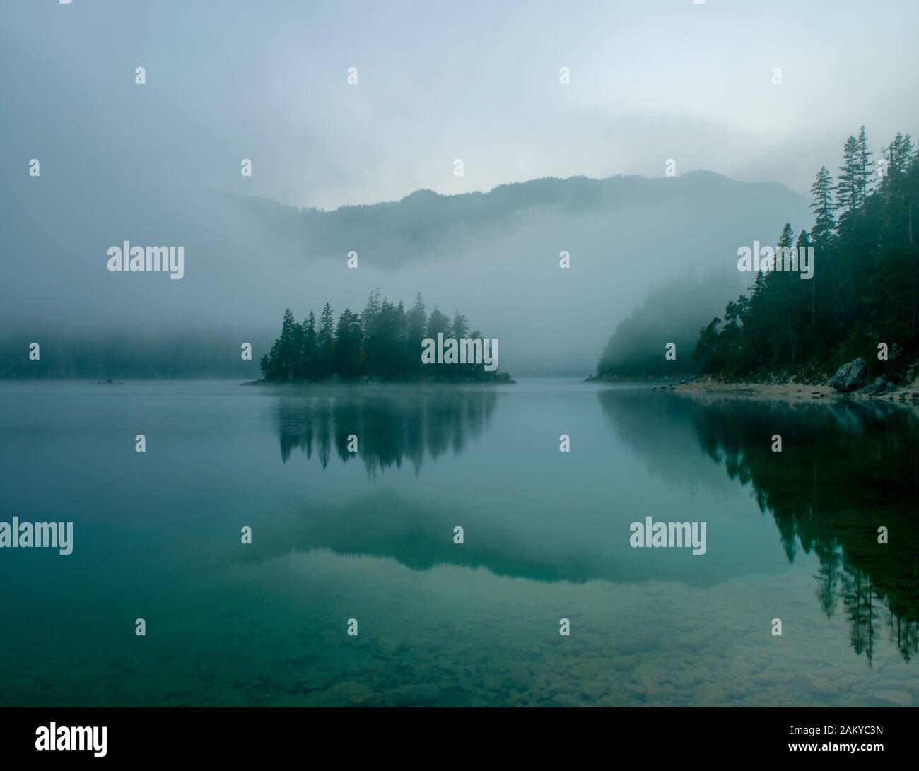 Eibsee brumeux et la montagne Zugspitze dans soleil du matin Banque D'Images