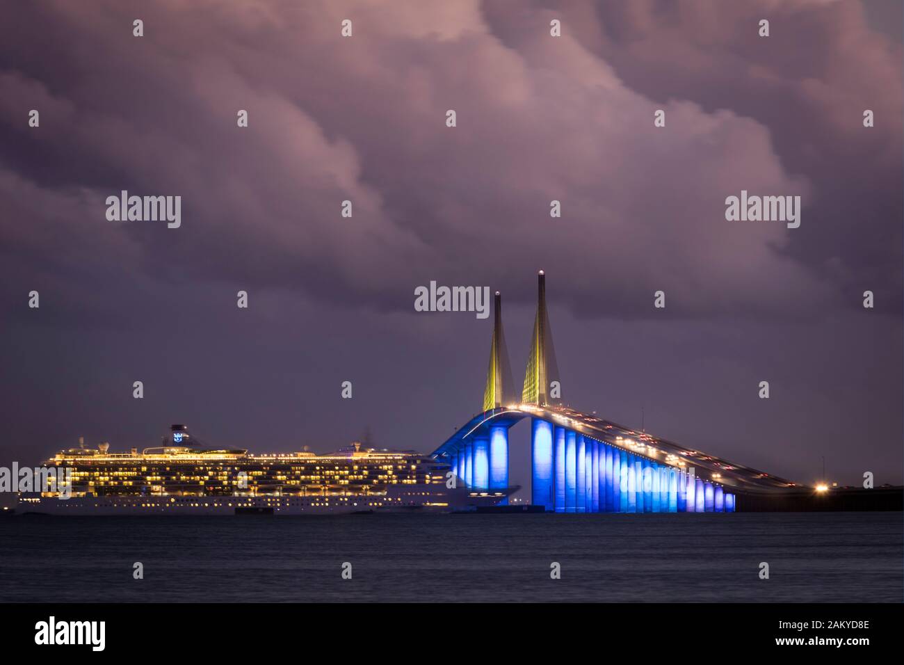 Royal Caribbean Cruise navire passe sous le Bob Graham Sunshine Skyway Bridge crossing Tampa Bay, Floride, USA Banque D'Images