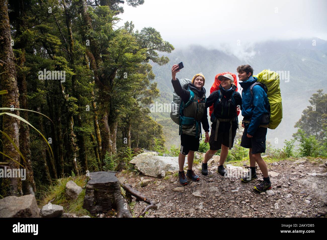 Marchez sur le sentier Old Ghost Road, de Lyell à Sedonville, en Nouvelle-Zélande. Entre la cabane de Lyell Saddle et la cabane de Ghost Lake, en direction de l'est Banque D'Images