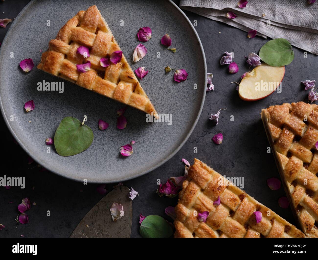 Tarte aux pommes avec tranches de pommes fraîches. Tonification. Mise au point sélective Banque D'Images