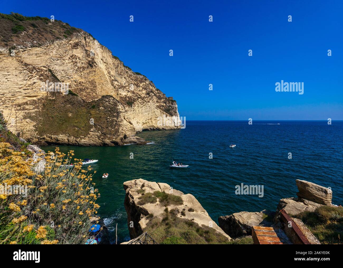 Petite baie et plage sur les rochers à Capo Miseno, Baia, Champs Phlégréens, Golfe de Naples, Campanie, Italie Banque D'Images