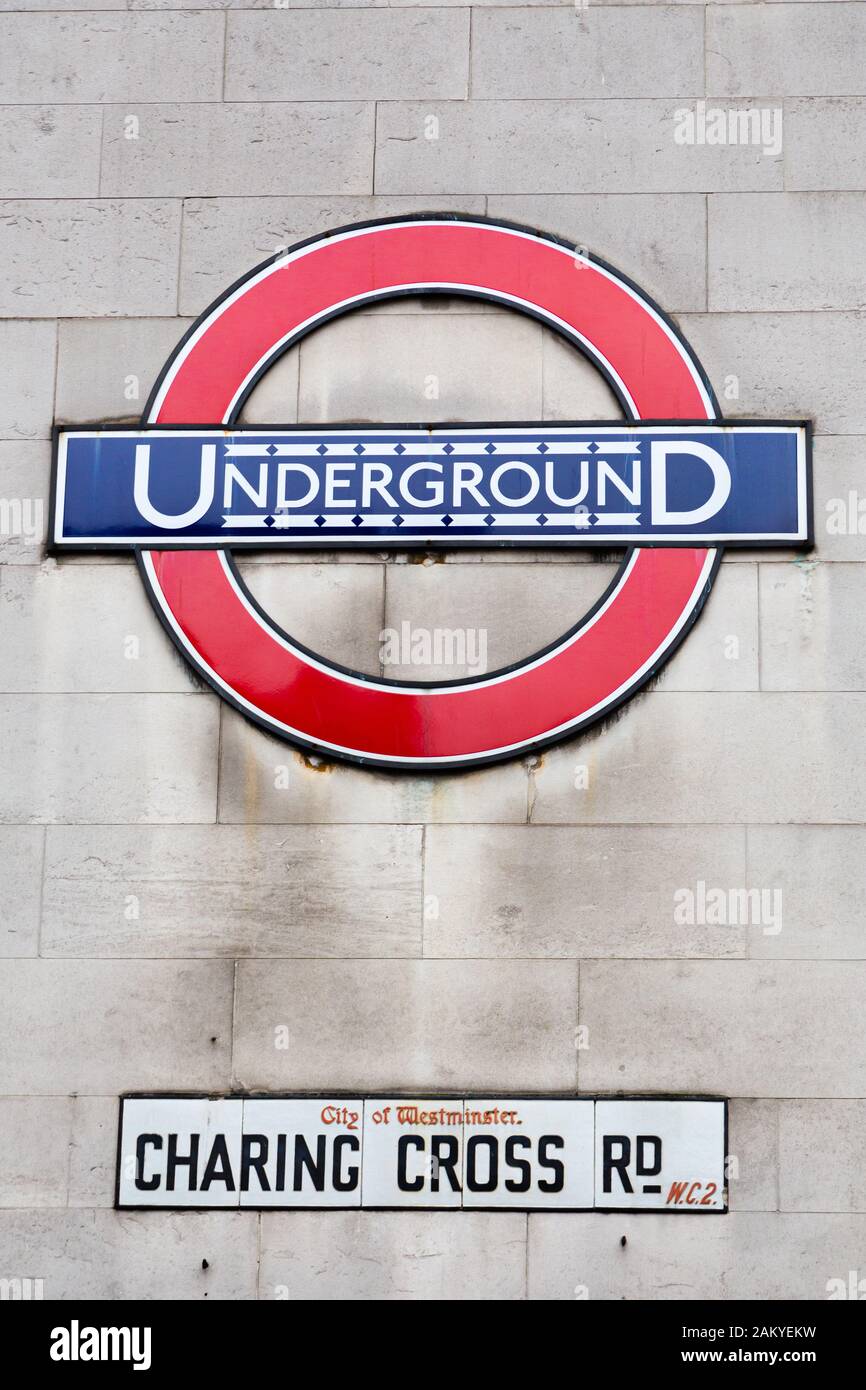 Londres, Royaume-Uni - 31 décembre 2019 : panneau de la station de métro Charing Cross Road Gate. Le métro de Londres est le plus ancien chemin de fer métropolitain de la ville Banque D'Images