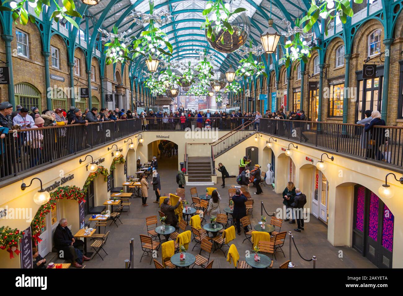 Londres, Royaume-Uni - 31 décembre 2019 : Covent Garden est l'un des principaux sites touristiques de Londres. Magasins, pubs, restaurants et artistes de rue mak Banque D'Images