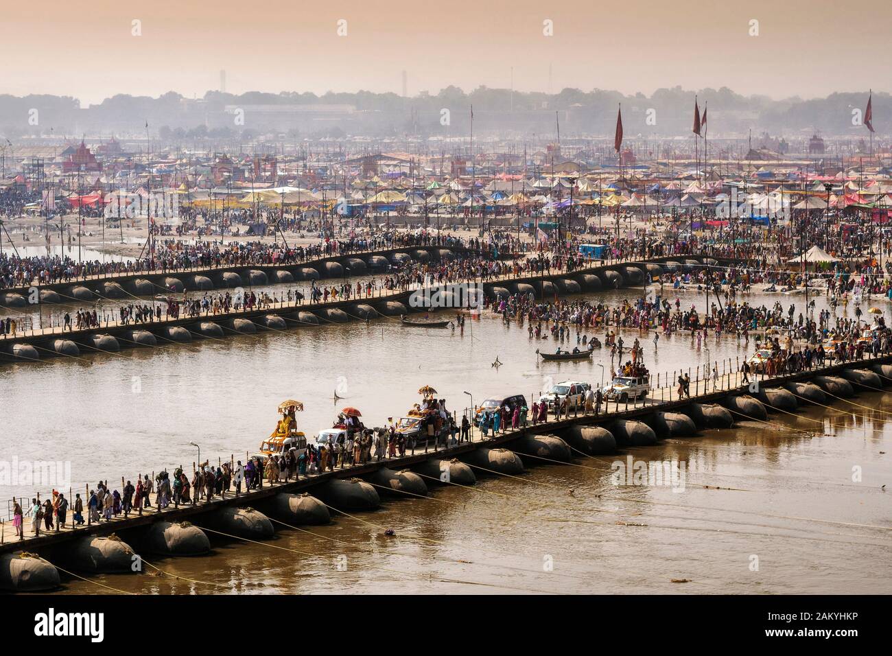 Kumbh Mela festival à Alahabad, Uttar Pradesh, Inde, croise des ponts pontons sur la rivière Ganges. Banque D'Images