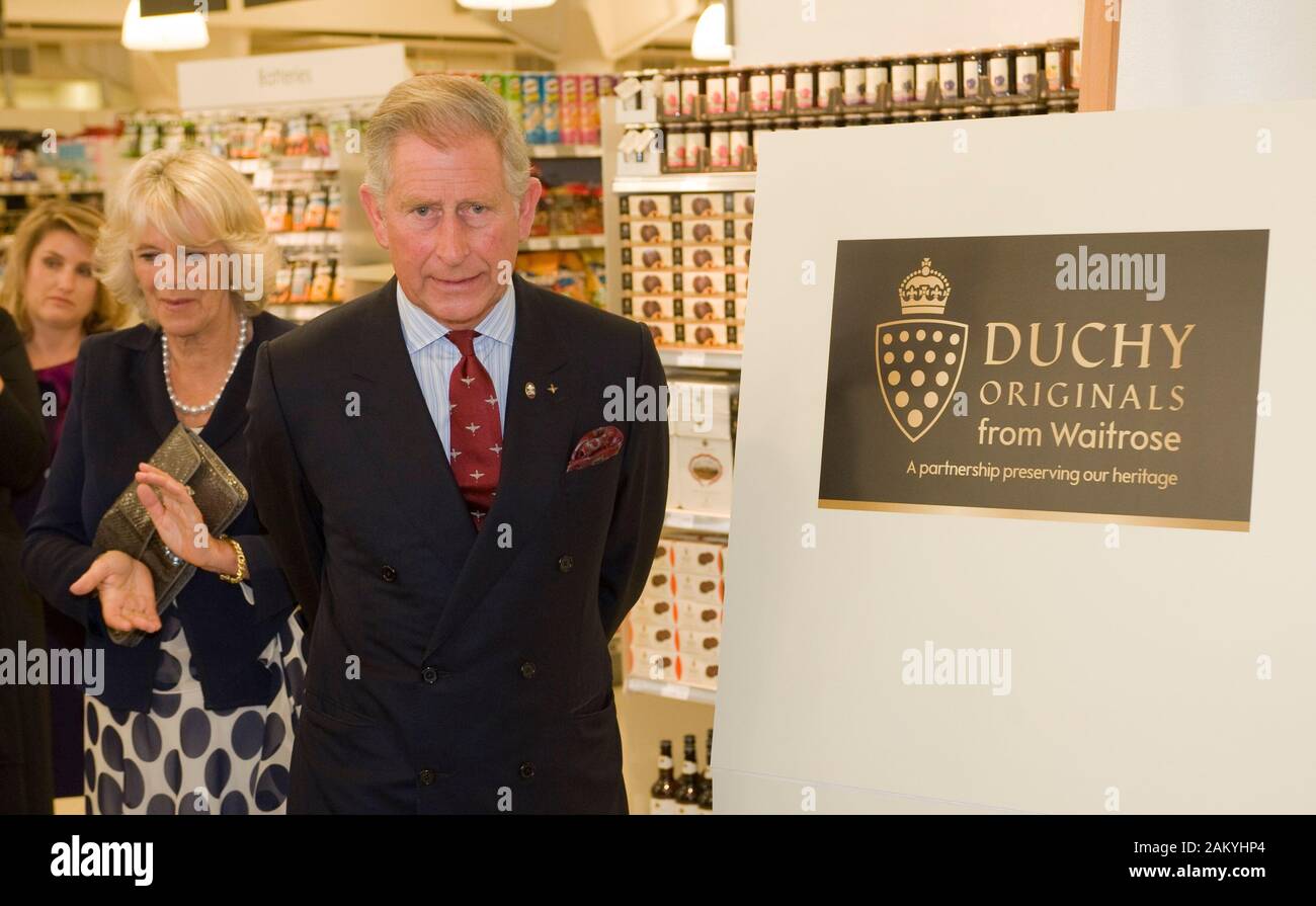 Le Prince de Galles et la duchesse de Cornouailles visiter Waitrose store dans Belgravia Londres où une nouvelle gamme de produits "uchy' sont en vente. Banque D'Images