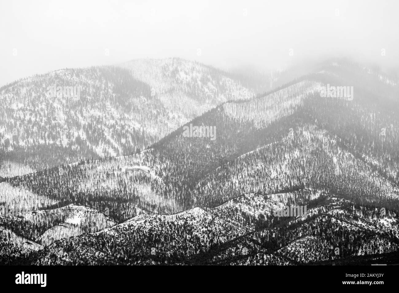 Noir & blanc, d'hiver nuageux voir couvert de neige de montagne méthodiste ; gamme Sangre de Cristo ; près ; Coloraod ; USA Banque D'Images
