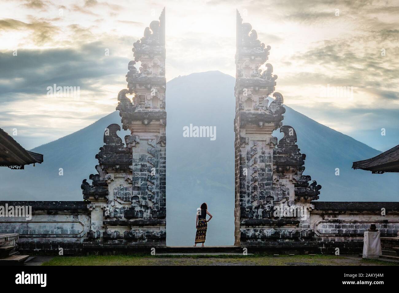 Voyageur debout aux portes anciennes du temple Pura Luhur Lempuyang à Bali, Indonésie. Banque D'Images