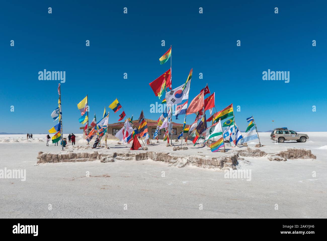 Drapeaux internationaux dans le plus grand saltlake du monde Salar de Uyuni, Département Potosi, Sud-Ouest de la Bolivie, Amérique latine Banque D'Images