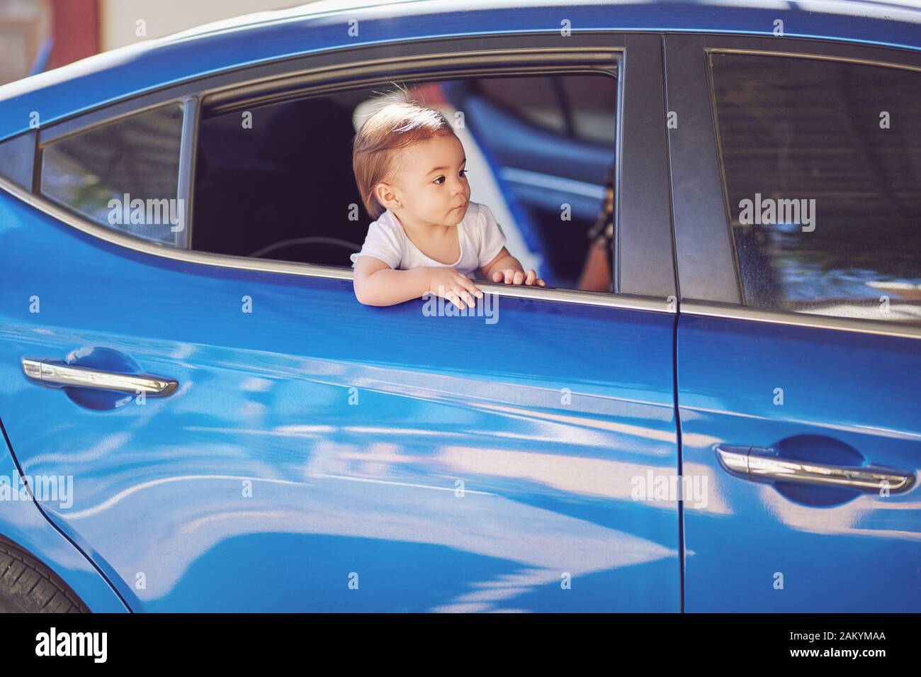 Petite fille passe locations de voiture thème Banque D'Images