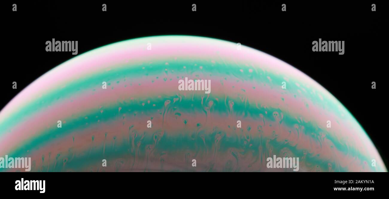 Des lignes colorées sur sphère liquide macro vue rapprochée Banque D'Images