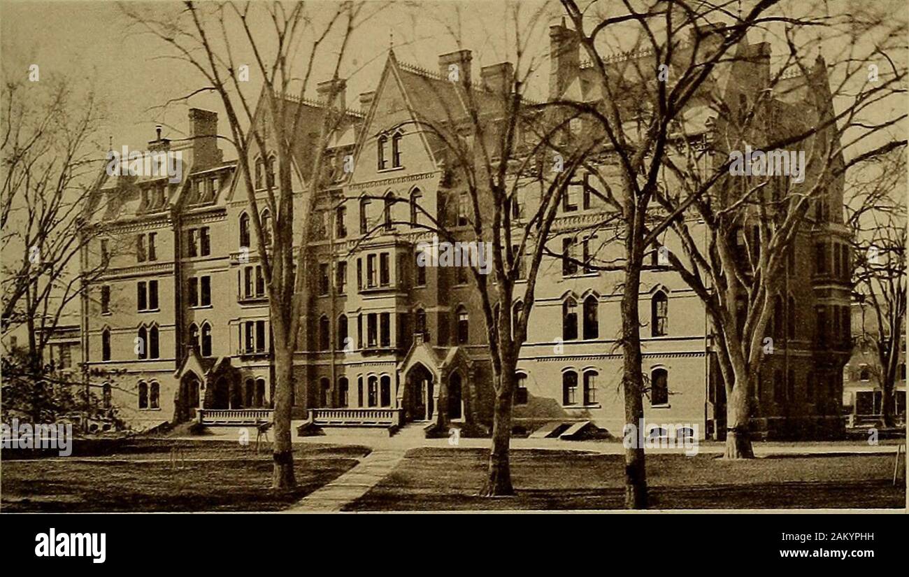 Harvard et ses environs . THAYER HALL (II).. MATTHEWS HALL (3). Et ses environs. 23 Jusqu'à l'année 1849 il fut la résidence des présidents successifs, être oftlie college, à côté d'Massacliusetts (Hall 1), le plus ancien de l'collegebuildings ; il est dit avoir reçu -vvithin personsthan ses murs plus noté toute autre chambre à Cambridge. De nombreux incidents sont connectedwith historique. Washington et Lee ont été cantonnés ici pour une courte duréeen 1775. À l'heure actuelle, le bâtiment principal est occupé par les officiers du Collège. andstudents L'annexe de la brique était auparavant à travers le chemin et co Banque D'Images