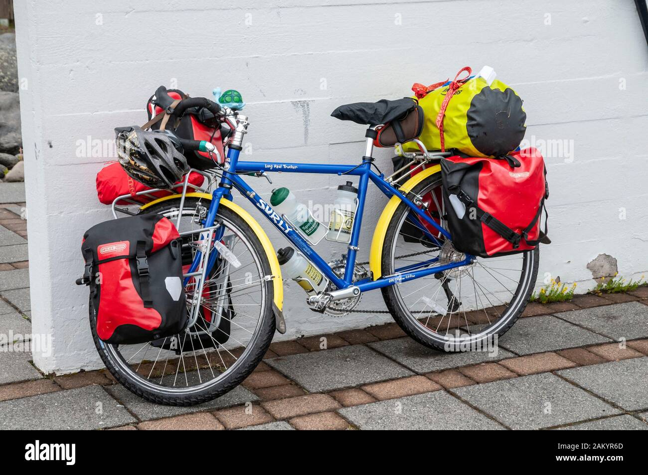 Vélo de tourisme, entièrement chargé avec des valises, parc national de Skaftafell, Islande Banque D'Images