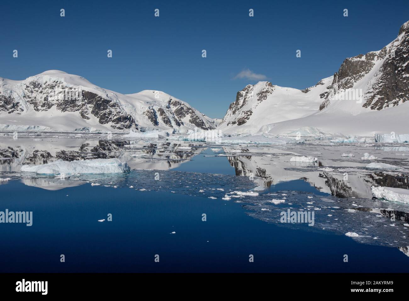 Paysage, mer, glace, glaciers et montagnes de l'Antarctique reflétés dans l'océan lors d'une journée ensoleillée Banque D'Images