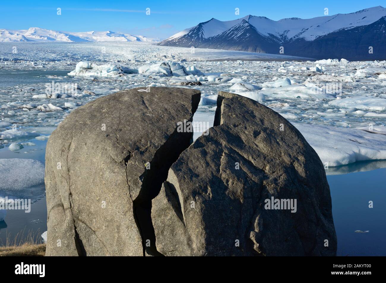 La rupture des roches, calant le gel, glacier lagon de Joekulsárlón, Glacier Vatnajoekull, Austurland, Islande Banque D'Images
