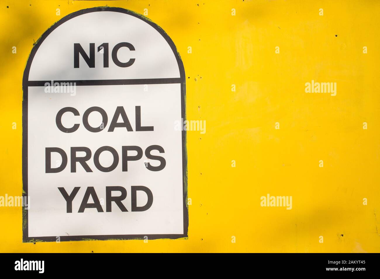 N1C, le charbon tombe Yard signe sur fond jaune. Gouttes de charbon Cour est un nouveau quartier commercial unique à King's Cross, Londres, UK Banque D'Images