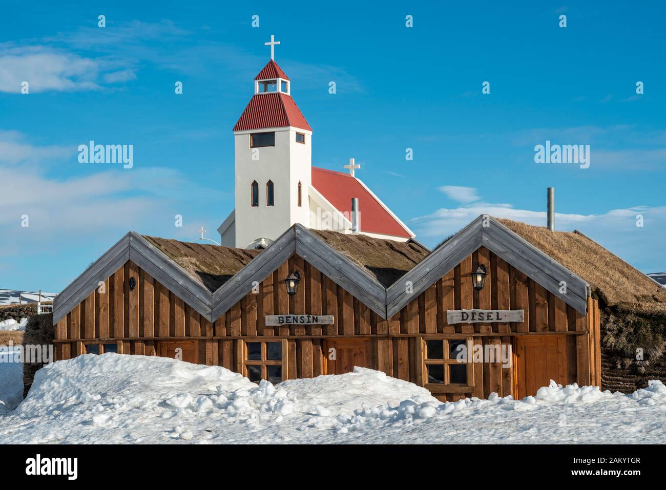 Moedrudalur Moedrudalur l'Église, à la ferme, station service dans les maisons en bois, fermé en hiver, recouvert de neige, nord-est de l'Islande Banque D'Images