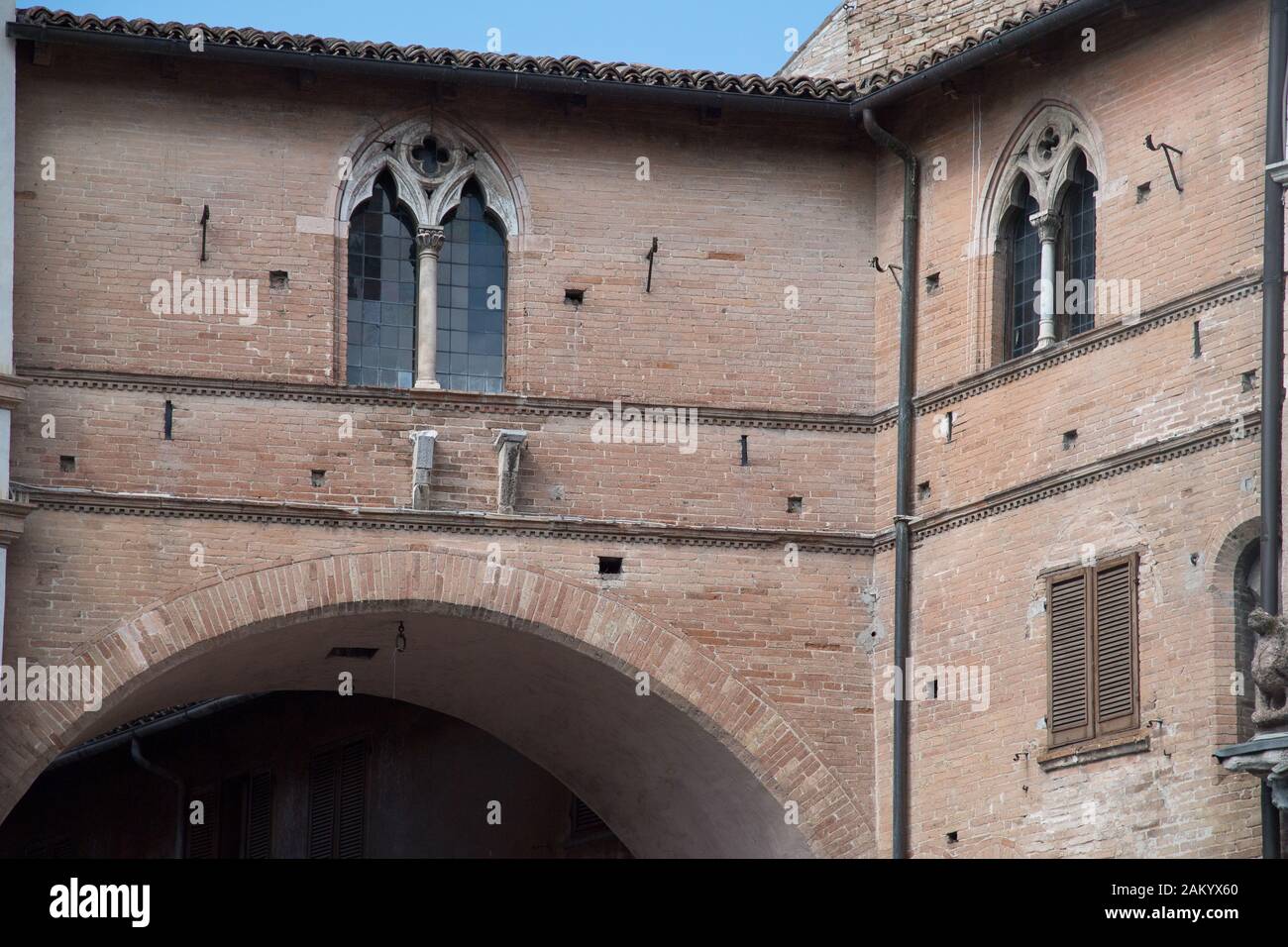 Palazzo Trinci et basilique romane Cathédrale San Feliciano (cathédrale San Feliciano) sur la Piazza della Repubblica, dans le centre historique de Foligno, Banque D'Images