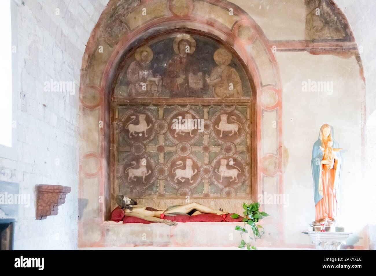 Bénédiction le Christ entre Saint Pierre et Saint Paul, la chaire est décorée d'un faux tapisserie avec les lions à l'orbiculus chapelle de l'Assunta (Madonn Banque D'Images